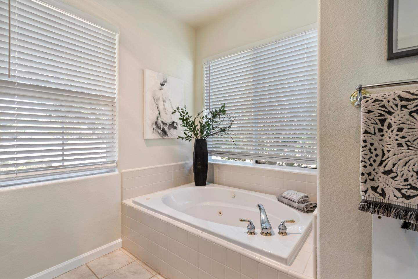 Detail Gallery Image 19 of 48 For 901 Stone Bridge Trail, Hollister,  CA 95023 - 3 Beds | 2/1 Baths
