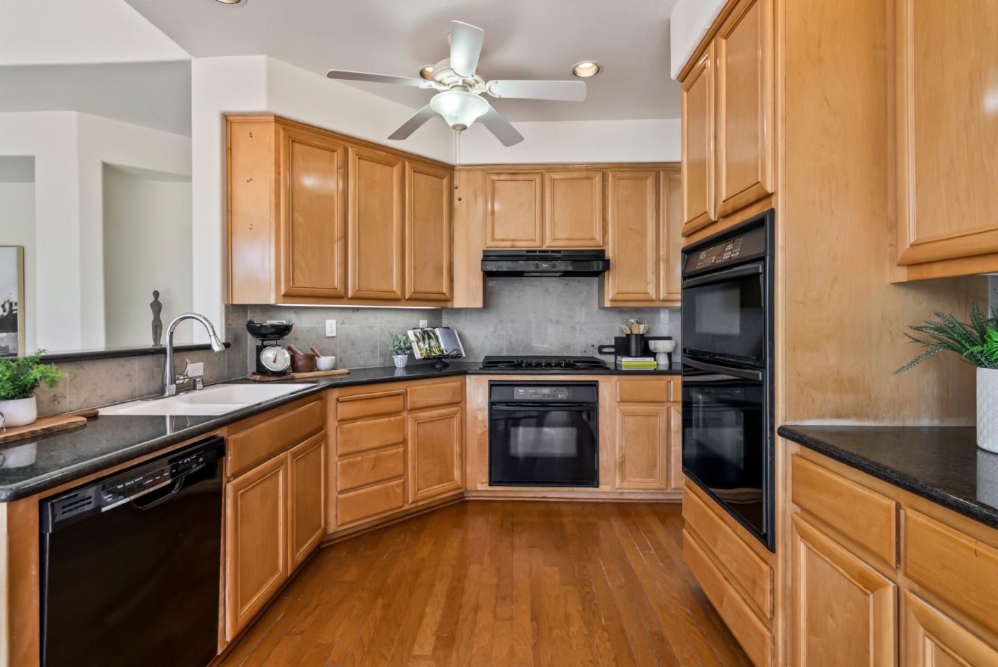 Detail Gallery Image 27 of 48 For 901 Stone Bridge Trail, Hollister,  CA 95023 - 3 Beds | 2/1 Baths