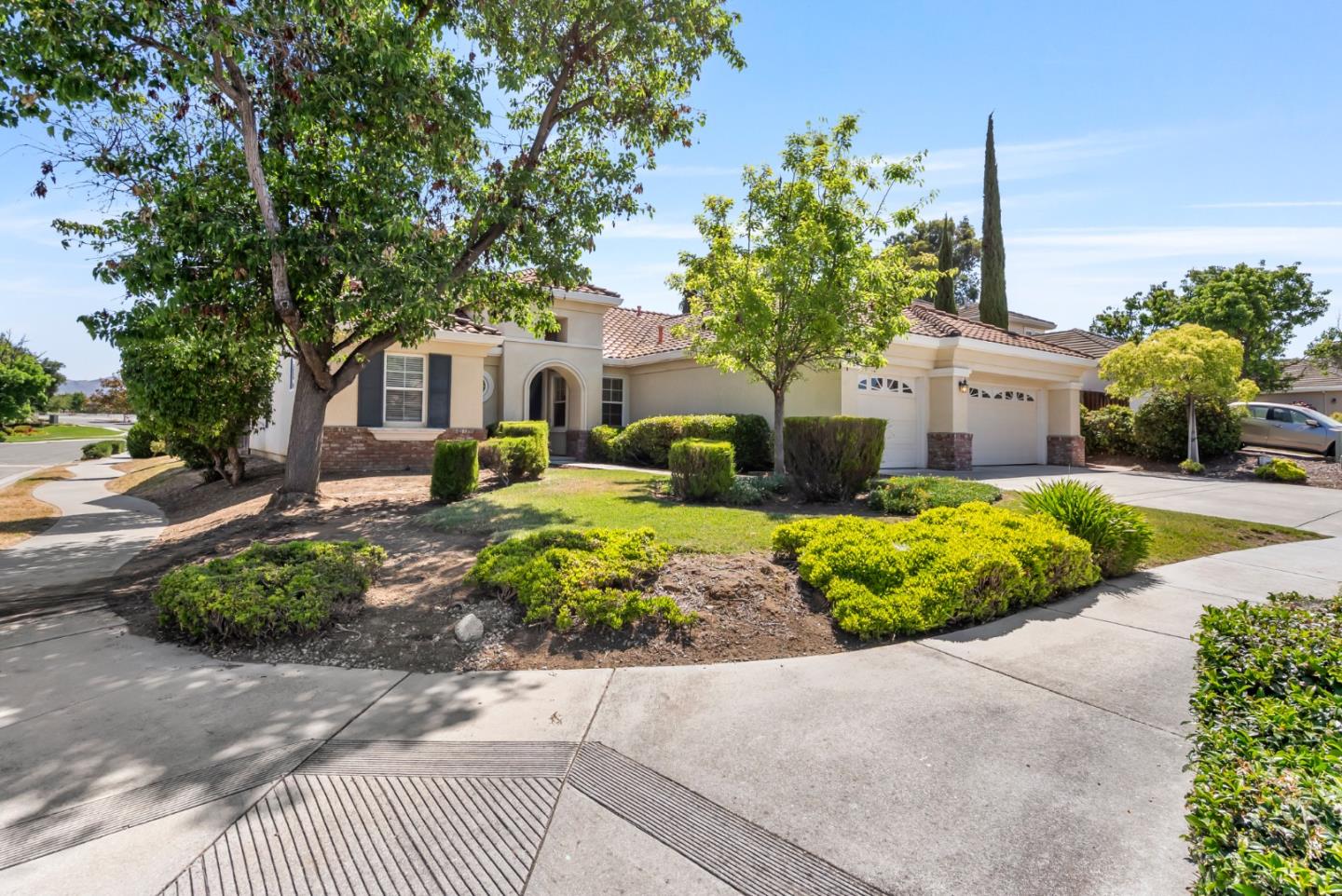 Detail Gallery Image 3 of 48 For 901 Stone Bridge Trail, Hollister,  CA 95023 - 3 Beds | 2/1 Baths