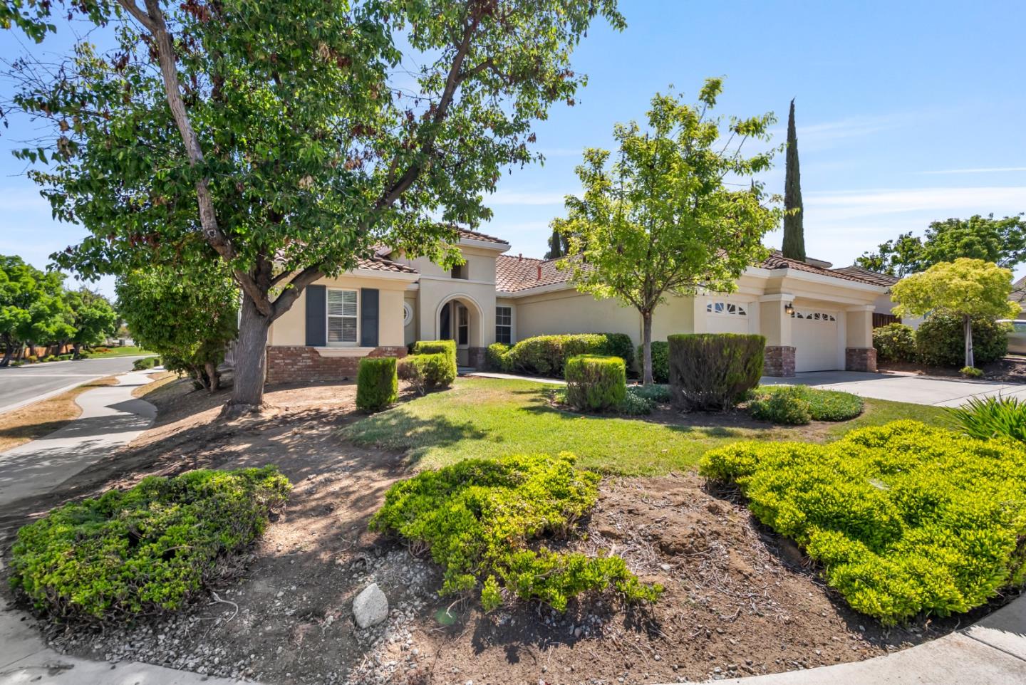 Detail Gallery Image 4 of 48 For 901 Stone Bridge Trail, Hollister,  CA 95023 - 3 Beds | 2/1 Baths