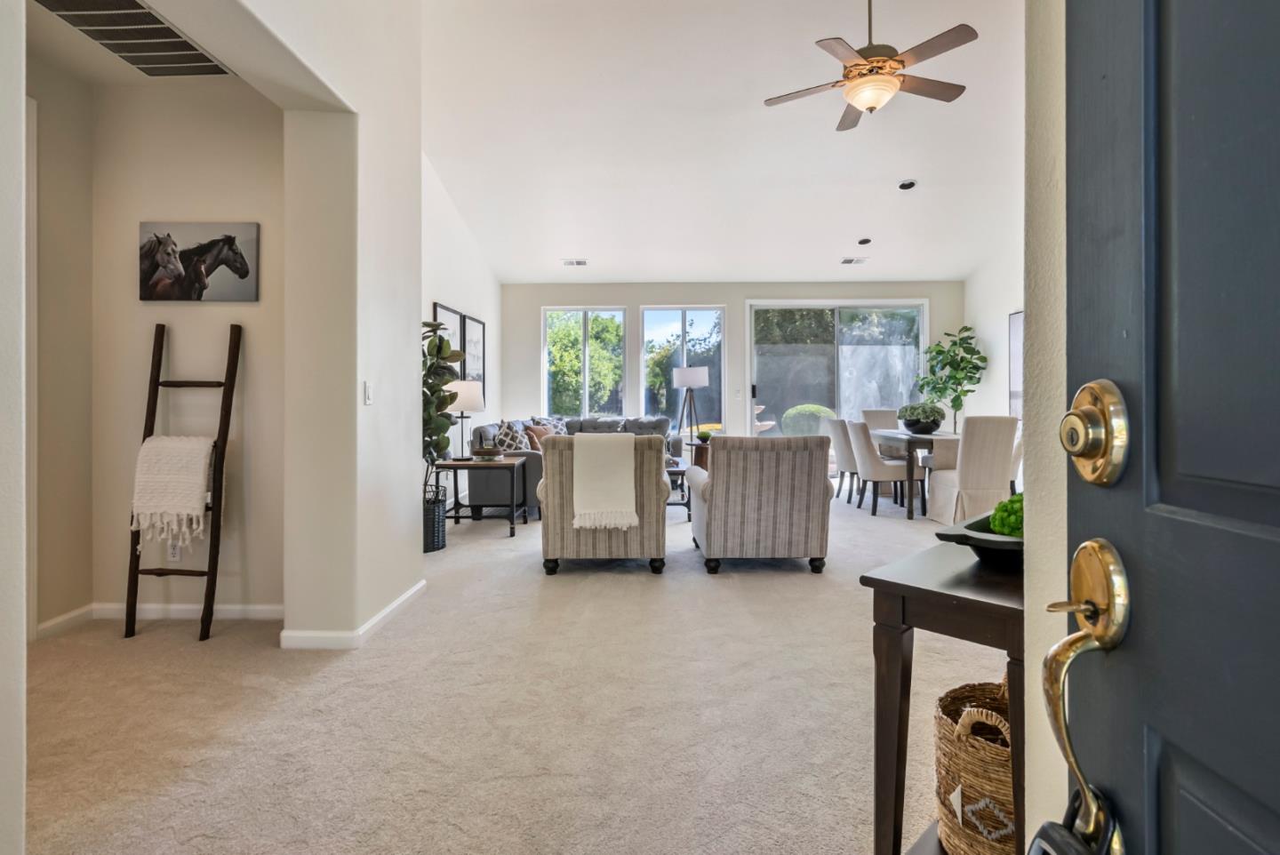 Detail Gallery Image 5 of 48 For 901 Stone Bridge Trail, Hollister,  CA 95023 - 3 Beds | 2/1 Baths
