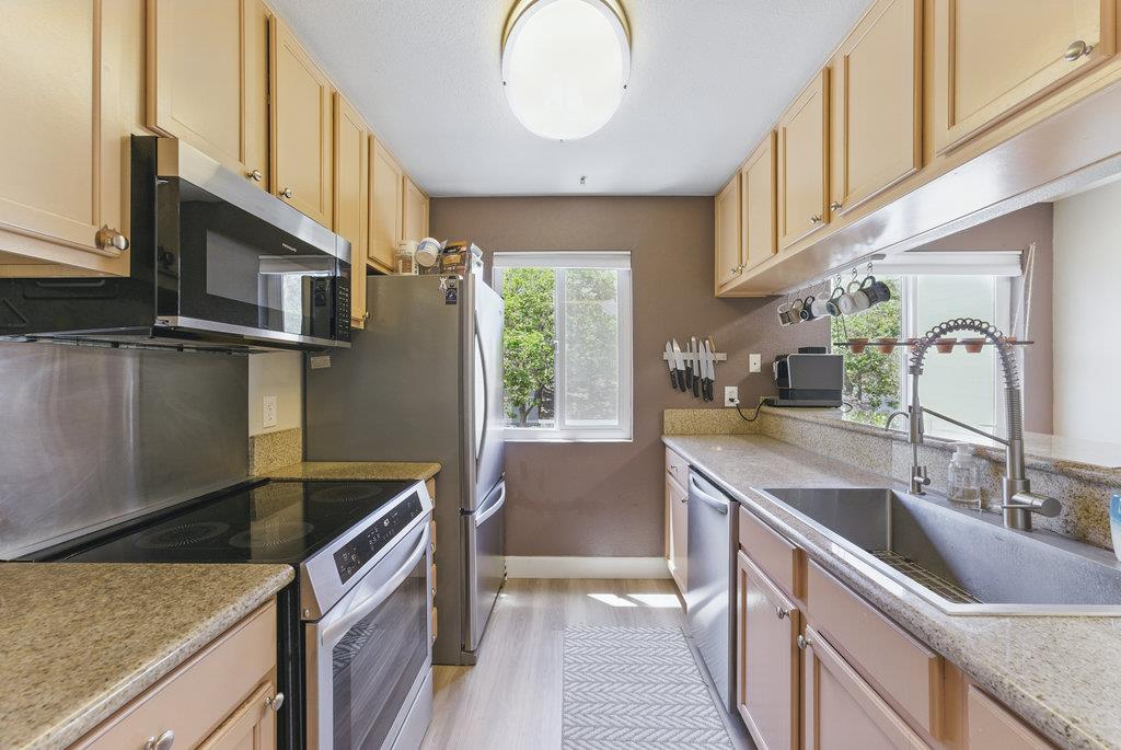 Detail Gallery Image 10 of 24 For 41 Grandview St #405,  Santa Cruz,  CA 95060 - 2 Beds | 2/1 Baths