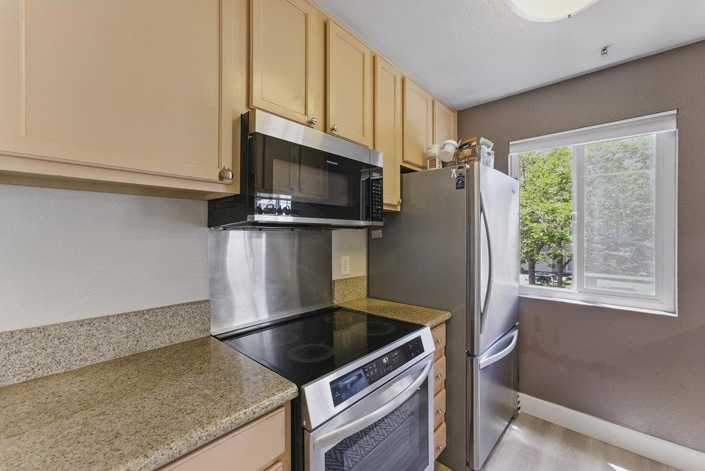Detail Gallery Image 11 of 24 For 41 Grandview St #405,  Santa Cruz,  CA 95060 - 2 Beds | 2/1 Baths