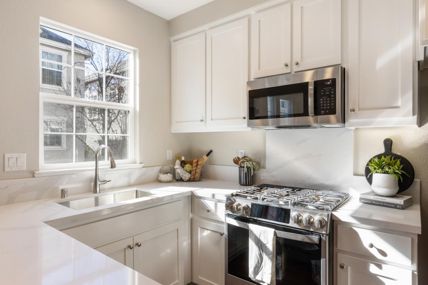 Detail Gallery Image 12 of 29 For 581 Kiholo Ter, Sunnyvale,  CA 94089 - 3 Beds | 2/1 Baths