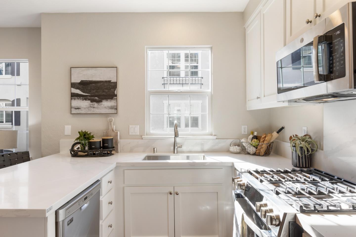 Detail Gallery Image 13 of 29 For 581 Kiholo Ter, Sunnyvale,  CA 94089 - 3 Beds | 2/1 Baths