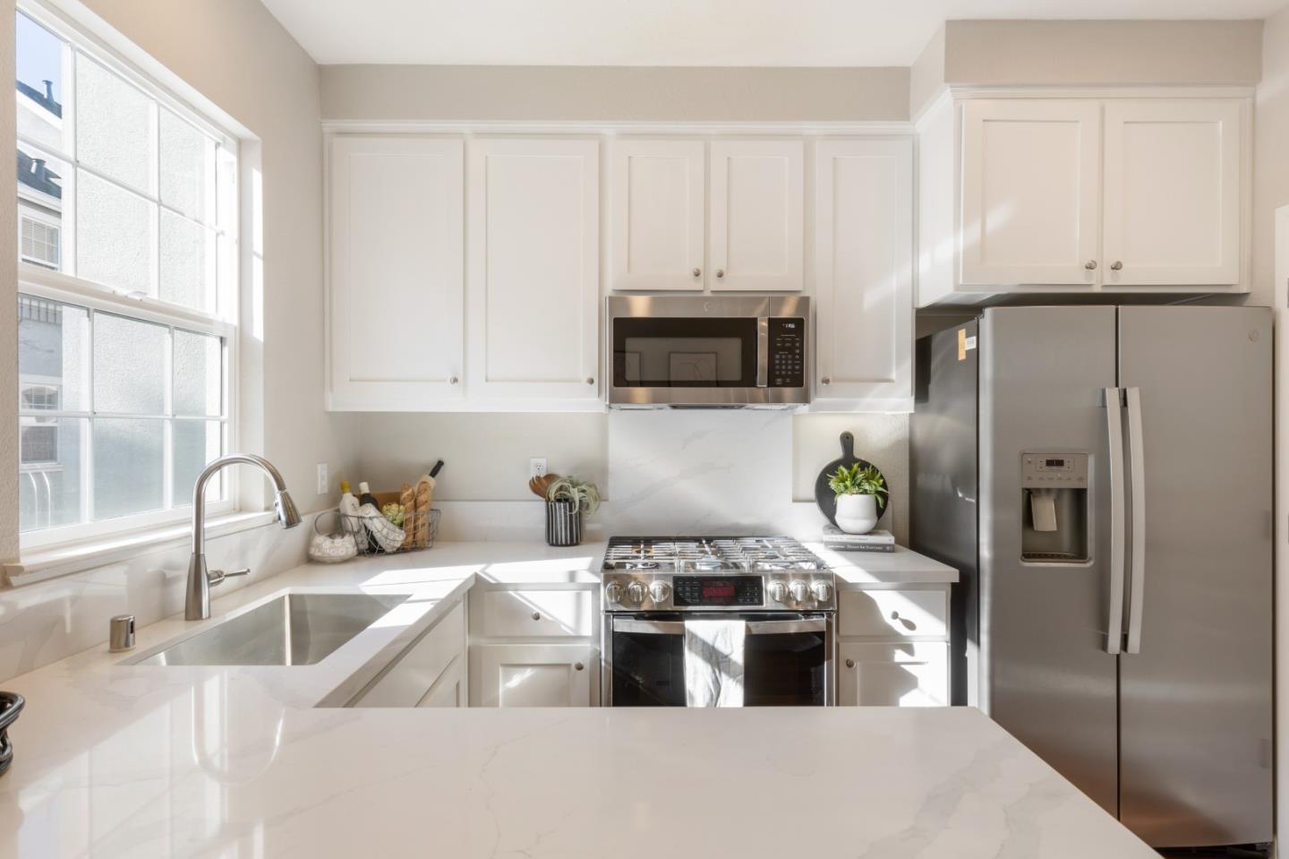 Detail Gallery Image 14 of 29 For 581 Kiholo Ter, Sunnyvale,  CA 94089 - 3 Beds | 2/1 Baths