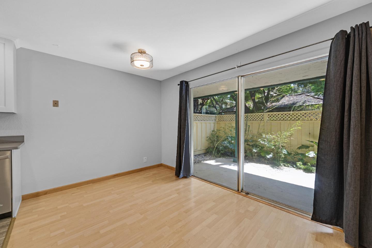 Detail Gallery Image 1 of 12 For 2025 California St #8,  Mountain View,  CA 94040 - 1 Beds | 1 Baths