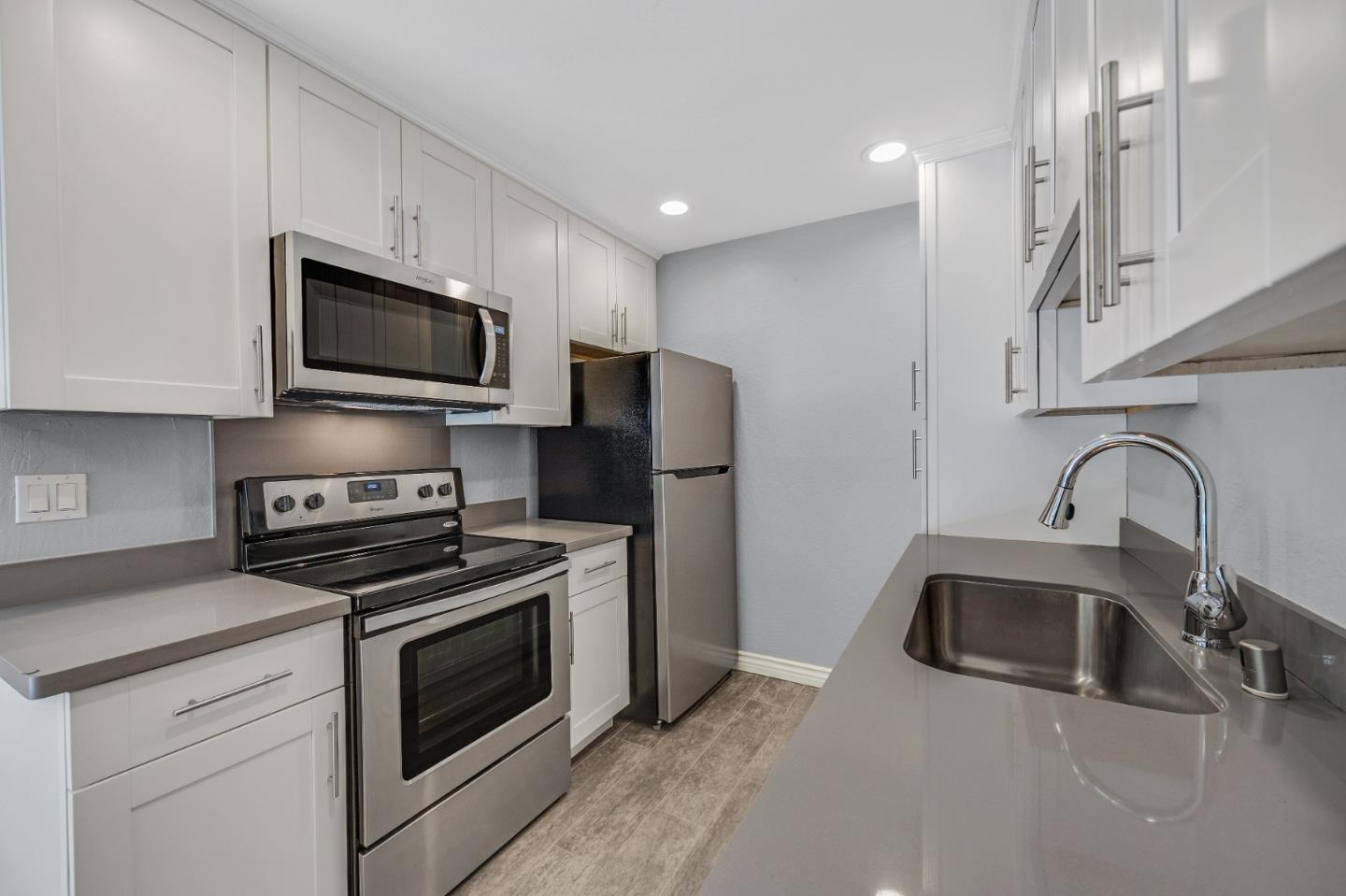 Detail Gallery Image 5 of 12 For 2025 California St #8,  Mountain View,  CA 94040 - 1 Beds | 1 Baths