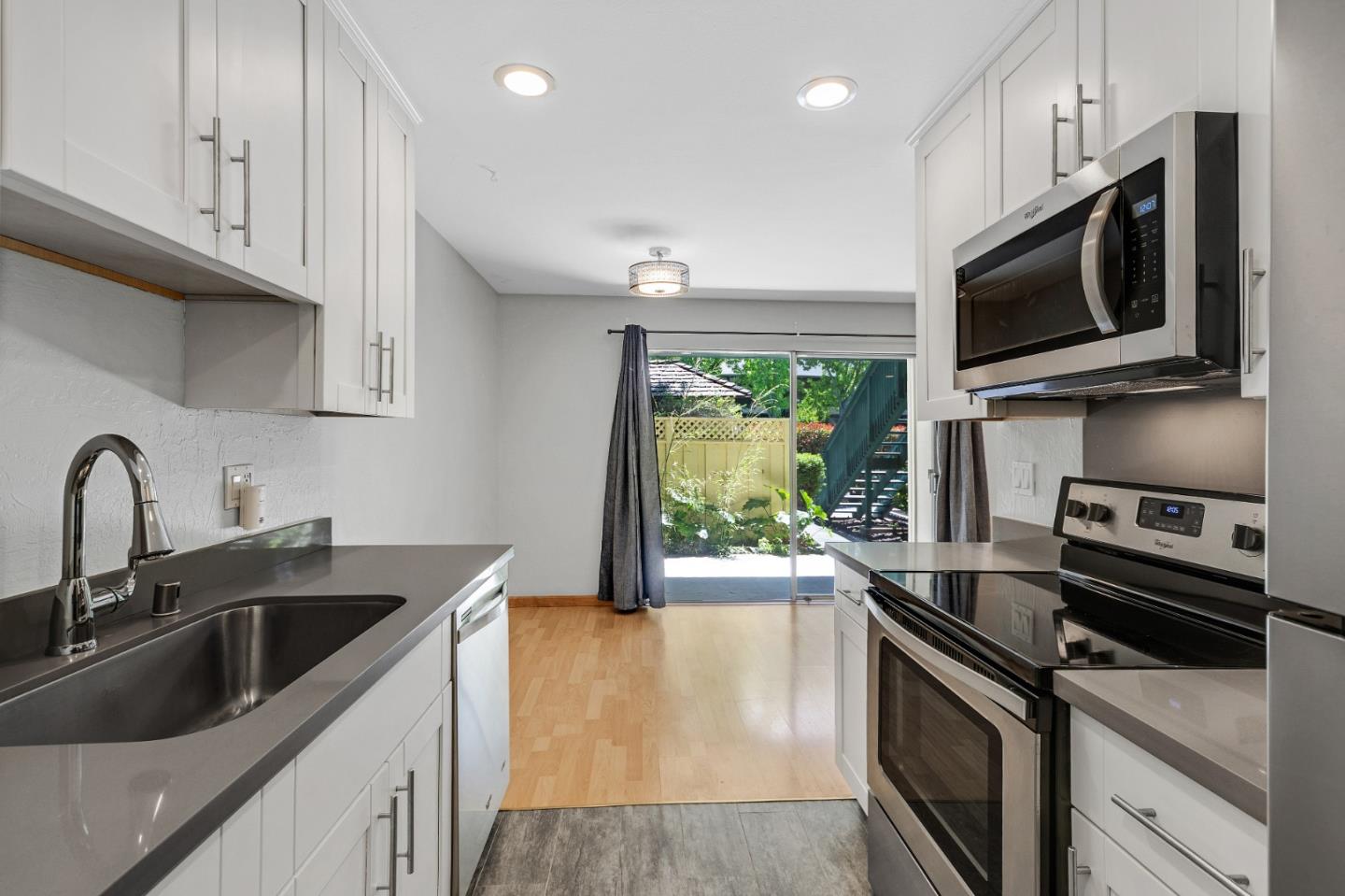 Detail Gallery Image 6 of 12 For 2025 California St #8,  Mountain View,  CA 94040 - 1 Beds | 1 Baths