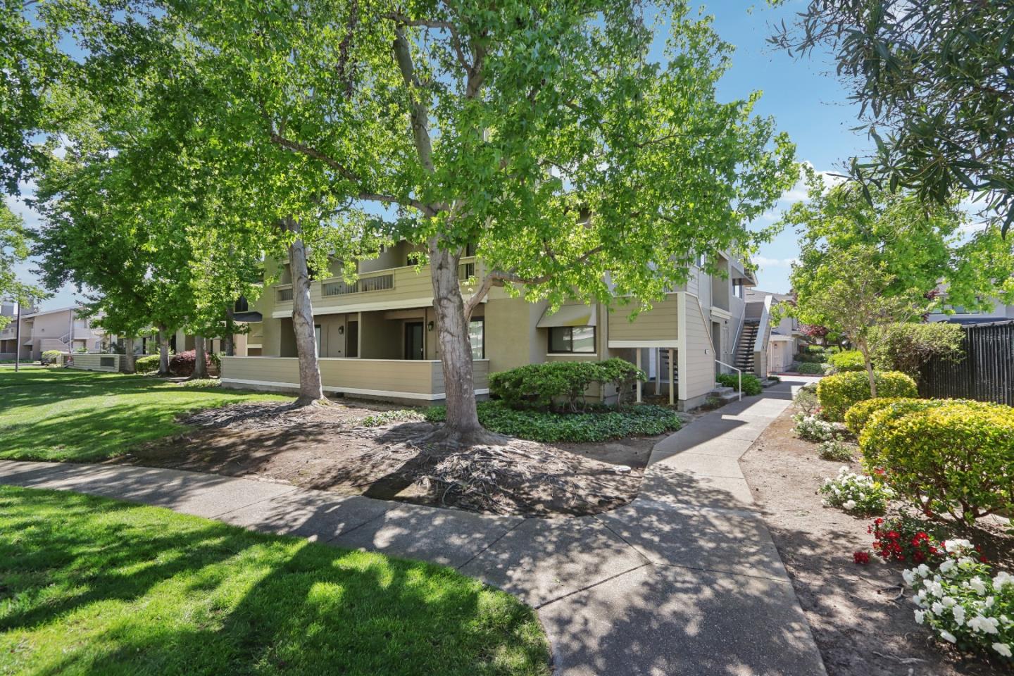 Detail Gallery Image 2 of 20 For 145 Albacore Ln, Foster City,  CA 94404 - 2 Beds | 2 Baths