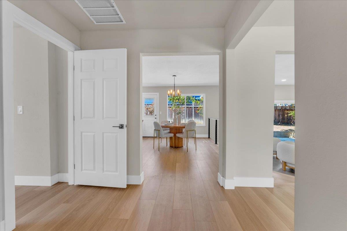 Detail Gallery Image 11 of 52 For 875 E Taylor St, San Jose,  CA 95112 - 4 Beds | 3/1 Baths