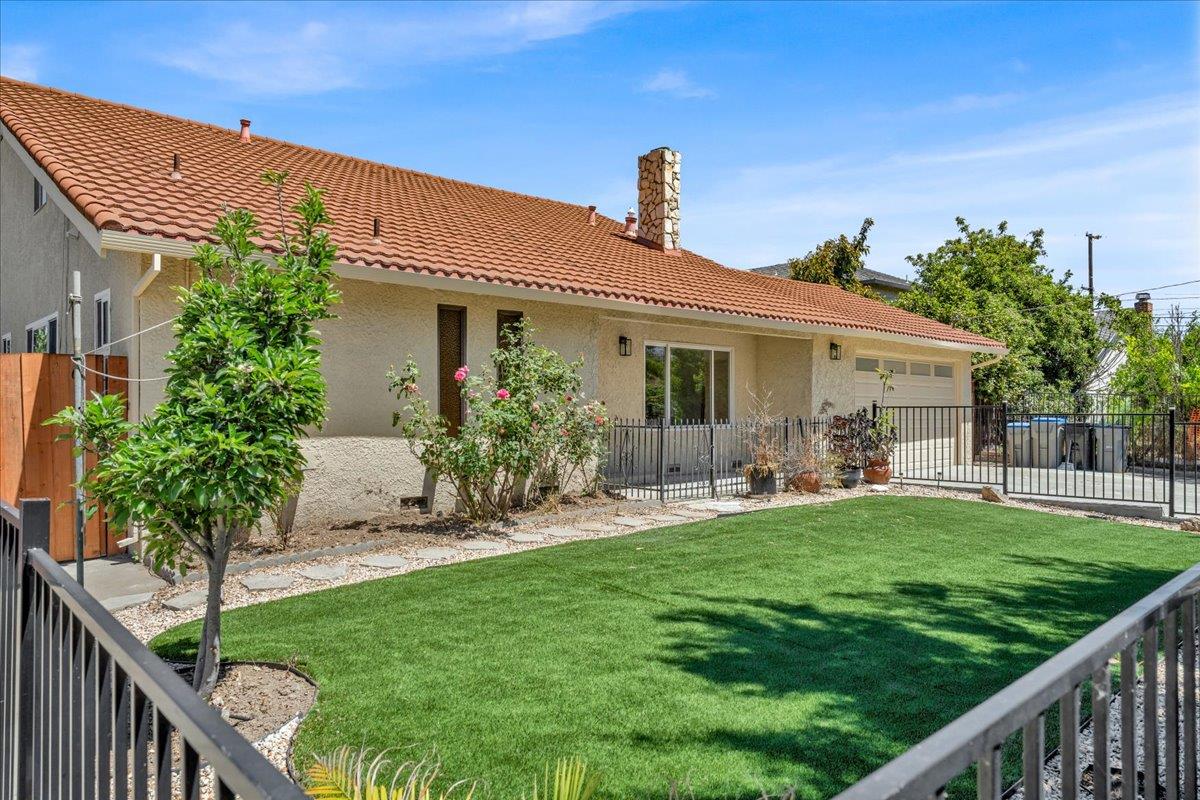 Detail Gallery Image 2 of 52 For 875 E Taylor St, San Jose,  CA 95112 - 4 Beds | 3/1 Baths