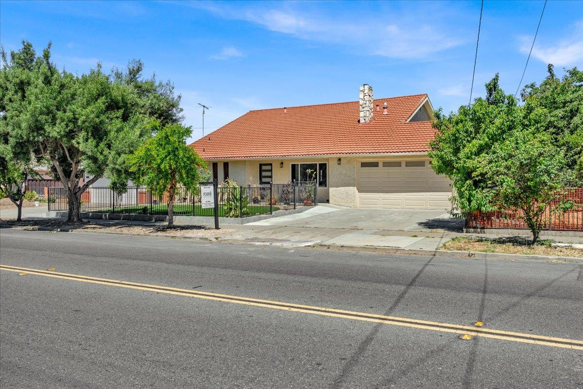 Detail Gallery Image 3 of 52 For 875 E Taylor St, San Jose,  CA 95112 - 4 Beds | 3/1 Baths