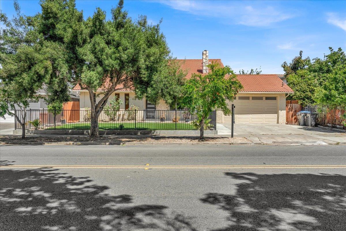 Detail Gallery Image 4 of 52 For 875 E Taylor St, San Jose,  CA 95112 - 4 Beds | 3/1 Baths