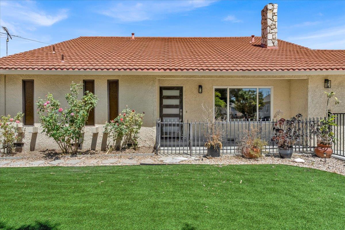 Detail Gallery Image 5 of 52 For 875 E Taylor St, San Jose,  CA 95112 - 4 Beds | 3/1 Baths
