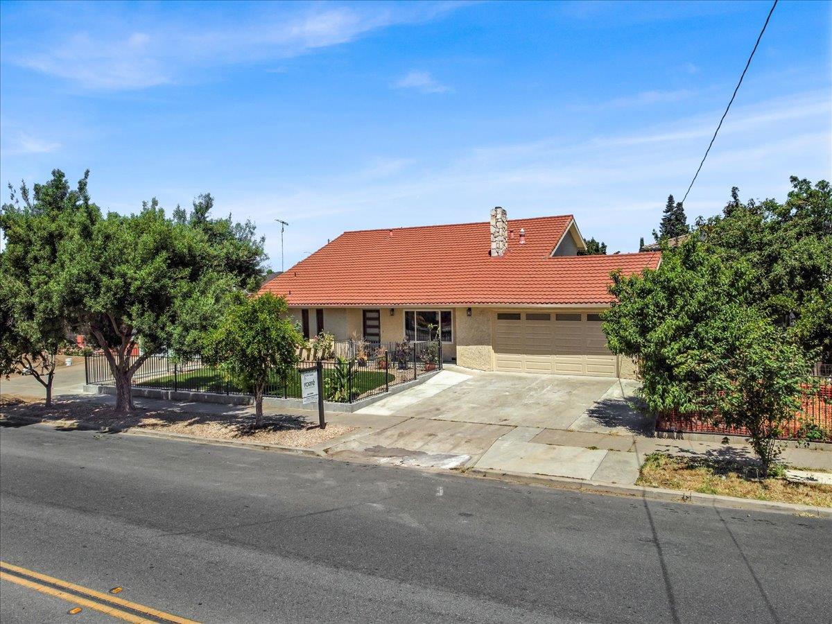 Detail Gallery Image 7 of 52 For 875 E Taylor St, San Jose,  CA 95112 - 4 Beds | 3/1 Baths