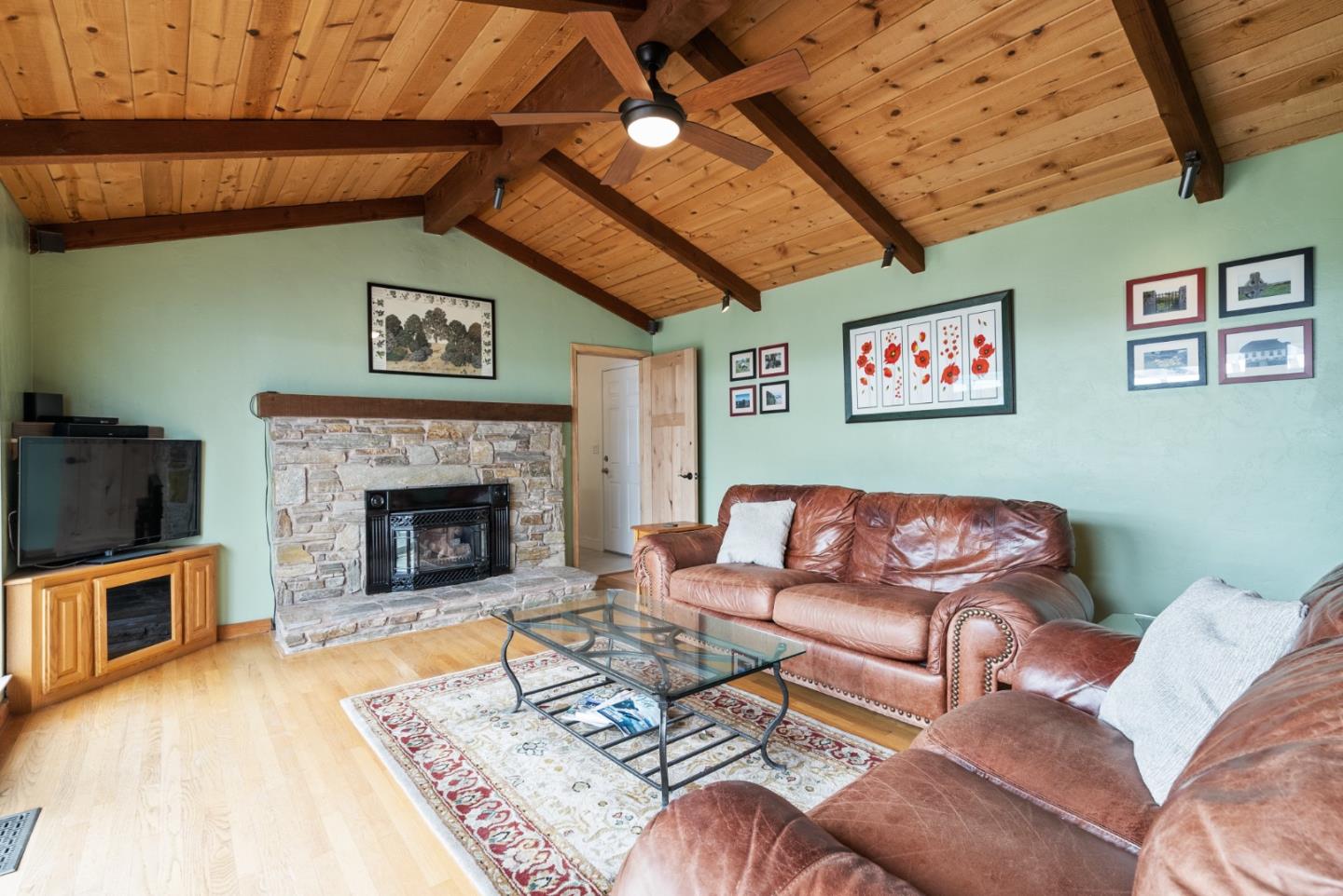 Detail Gallery Image 13 of 35 For 141 Holliday Dr, Hollister,  CA 95023 - 4 Beds | 3 Baths