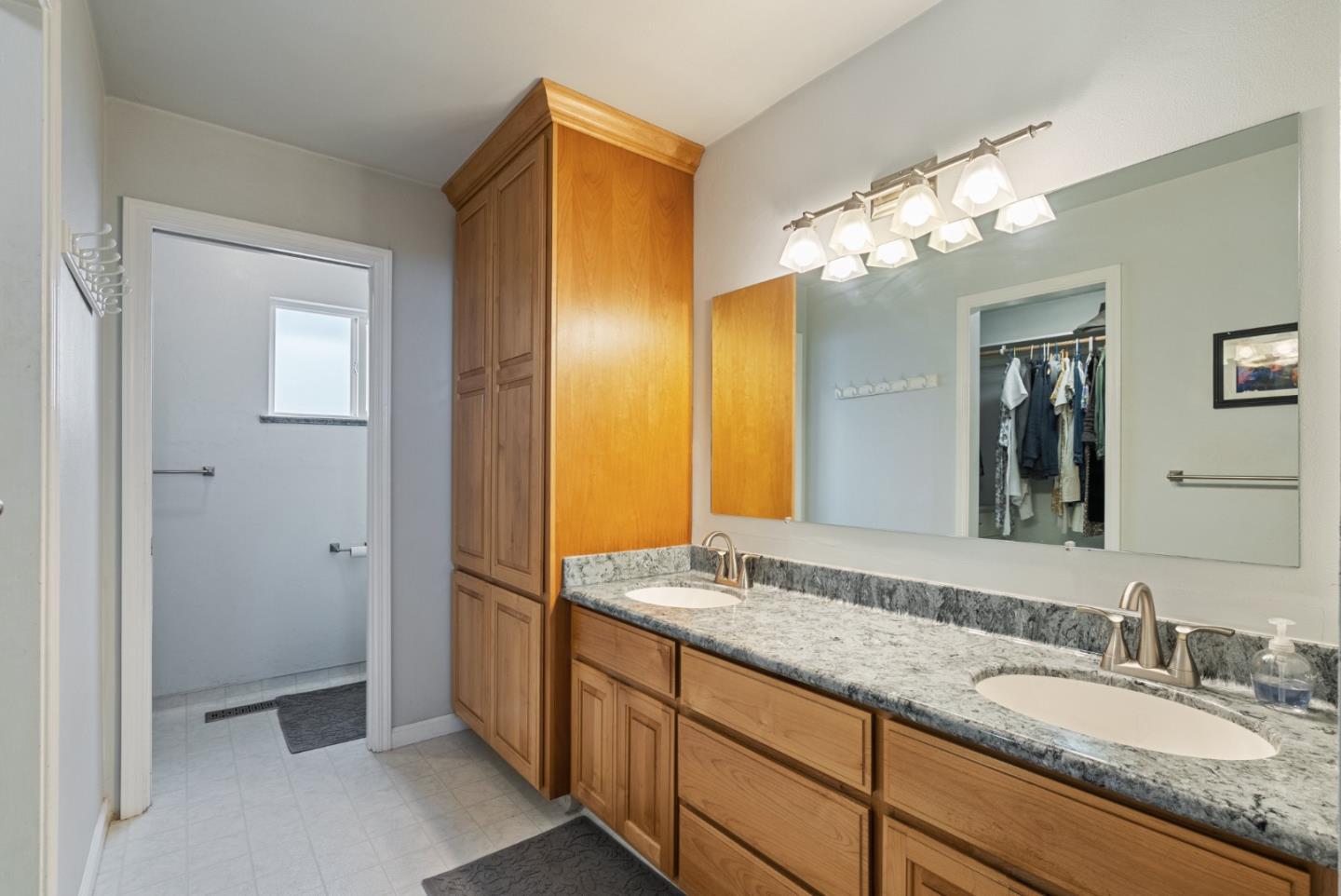 Detail Gallery Image 16 of 35 For 141 Holliday Dr, Hollister,  CA 95023 - 4 Beds | 3 Baths