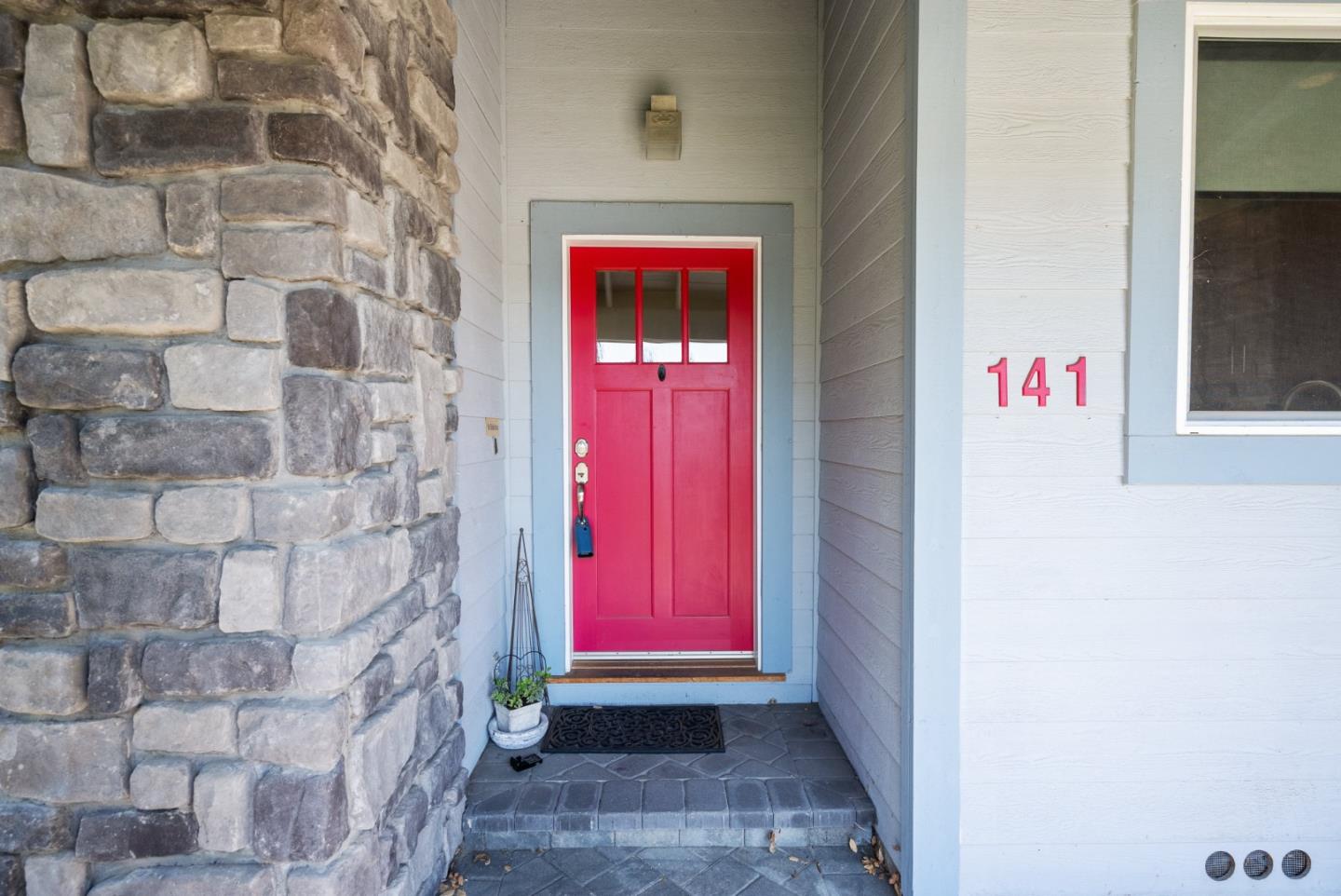 Detail Gallery Image 3 of 35 For 141 Holliday Dr, Hollister,  CA 95023 - 4 Beds | 3 Baths