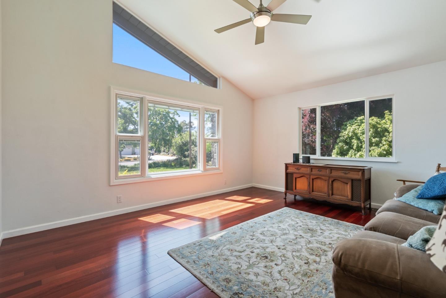Detail Gallery Image 5 of 35 For 141 Holliday Dr, Hollister,  CA 95023 - 4 Beds | 3 Baths