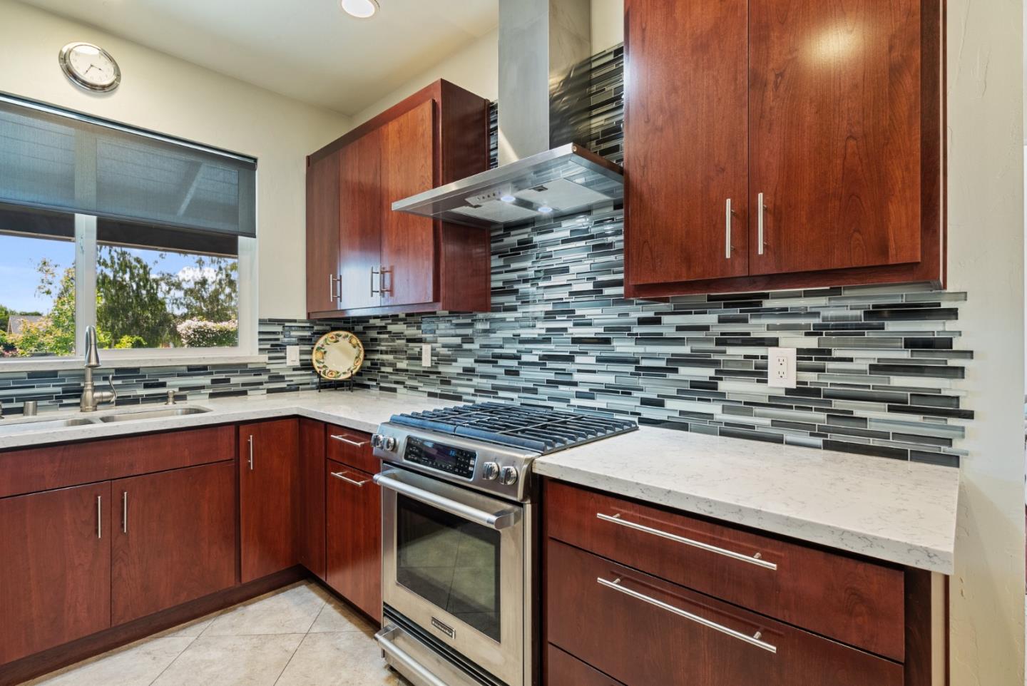 Detail Gallery Image 7 of 35 For 141 Holliday Dr, Hollister,  CA 95023 - 4 Beds | 3 Baths