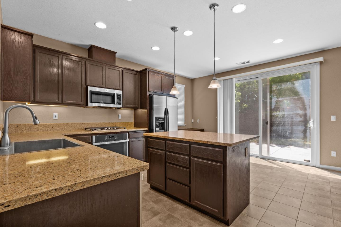 Detail Gallery Image 3 of 13 For 1735 Bermuda Pl, Manteca,  CA 95337 - 4 Beds | 3 Baths