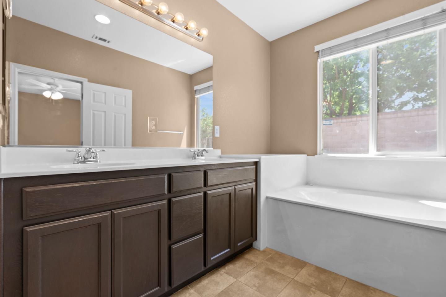 Detail Gallery Image 9 of 13 For 1735 Bermuda Pl, Manteca,  CA 95337 - 4 Beds | 3 Baths