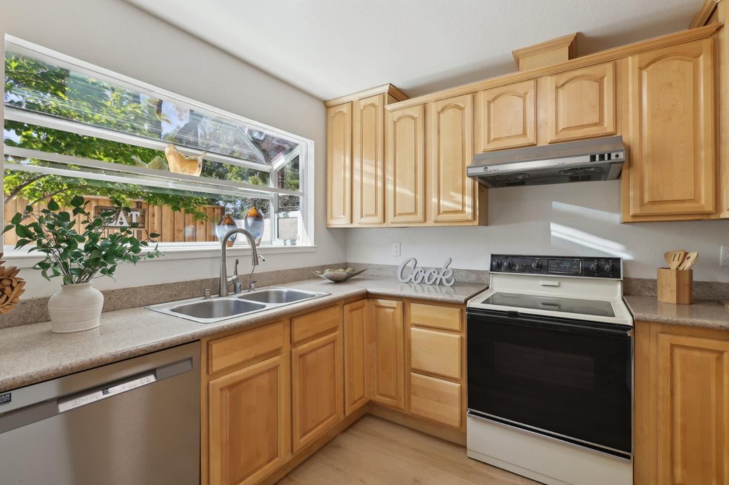 Detail Gallery Image 11 of 61 For 1720 Pine Hollow Cir, San Jose,  CA 95133 - 6 Beds | 3 Baths