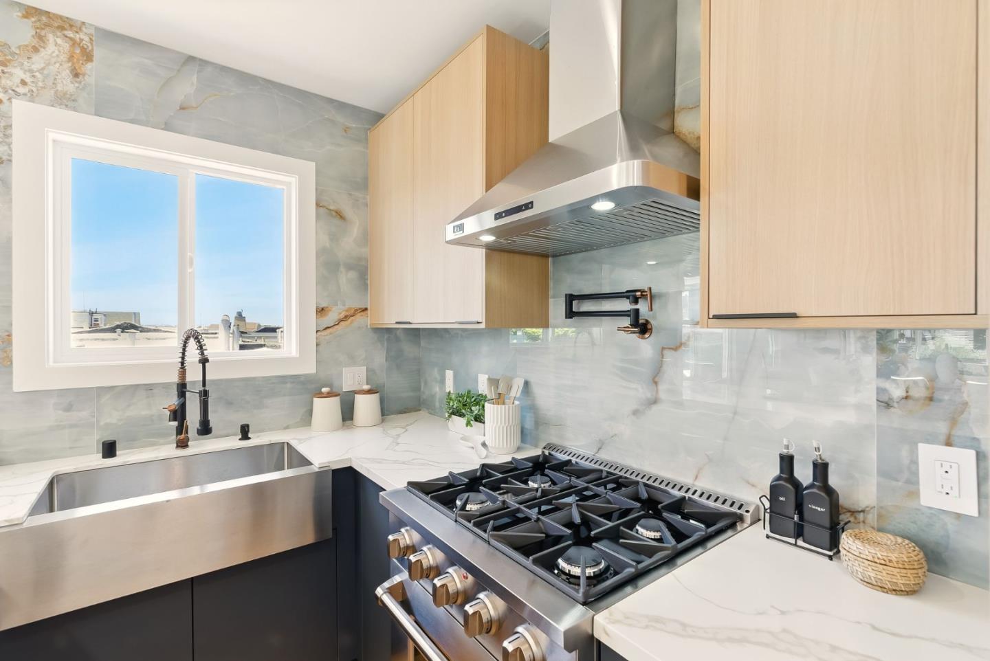 Detail Gallery Image 14 of 54 For 1530 Lawton St, San Francisco,  CA 94122 - 4 Beds | 4/1 Baths