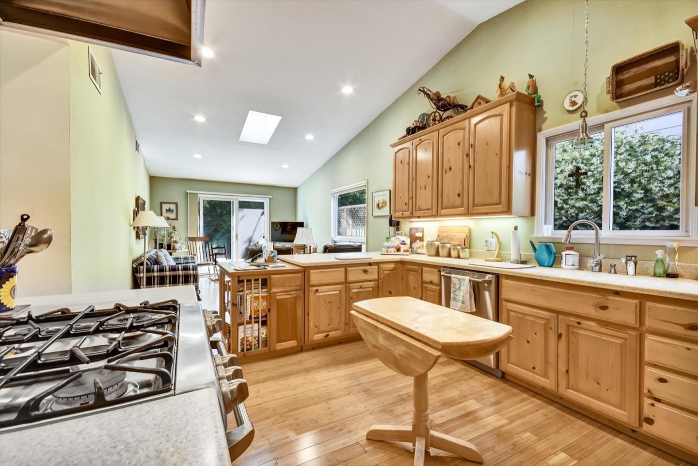 Detail Gallery Image 11 of 33 For 255 Nimitz Ave, Redwood City,  CA 94061 - 3 Beds | 2 Baths