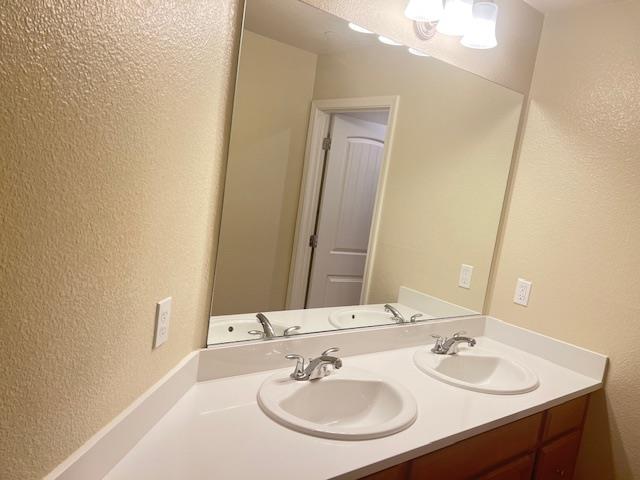 Detail Gallery Image 9 of 14 For 523 Calle Valverde, Soledad,  CA 93960 - 4 Beds | 3 Baths