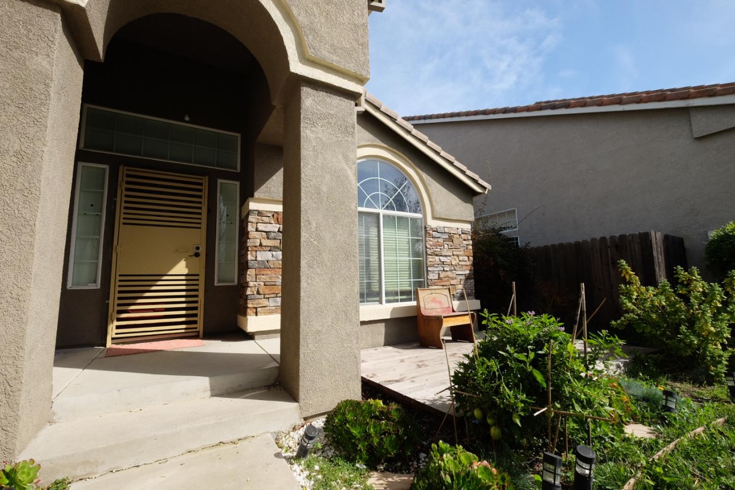 Detail Gallery Image 3 of 26 For 1831 Oakley Ct, Stockton,  CA 95206 - 5 Beds | 3 Baths