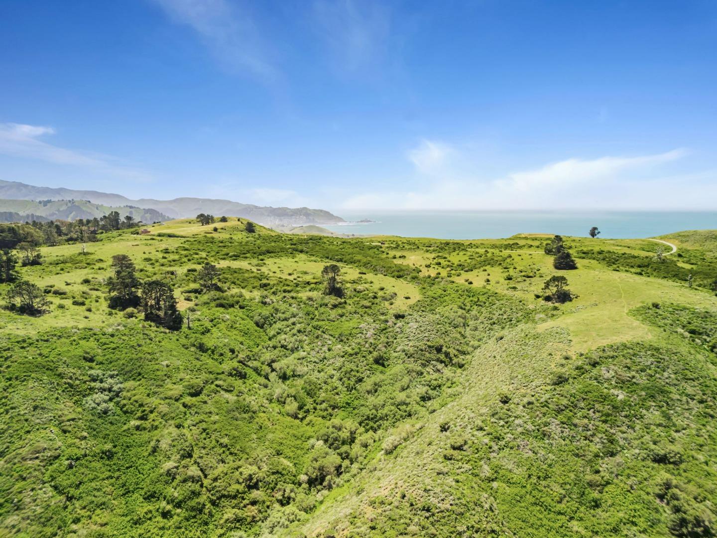 Detail Gallery Image 4 of 74 For 720 Lockhaven Dr, Pacifica,  CA 94044 - 4 Beds | 2 Baths