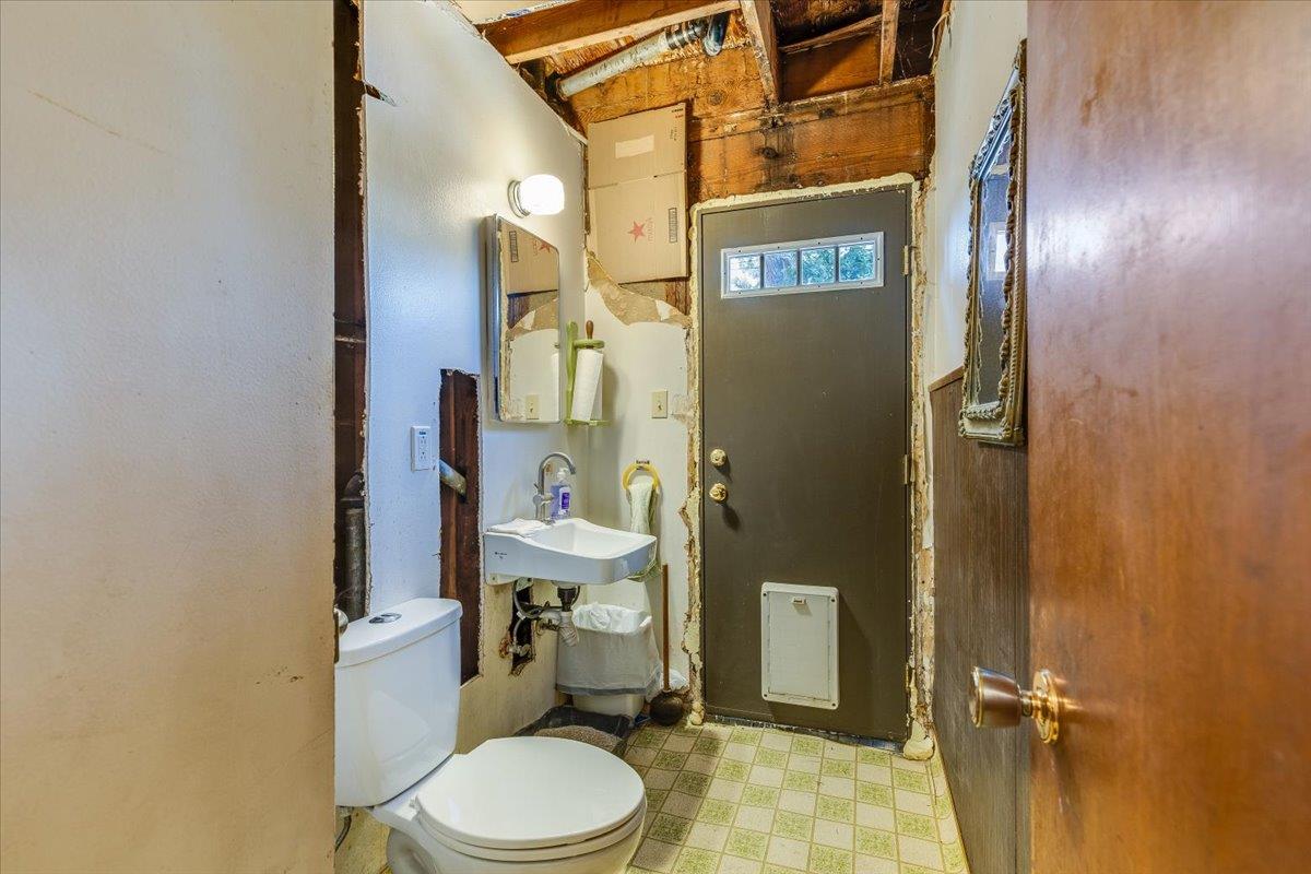 Detail Gallery Image 13 of 26 For 2074 Ashwood Ln, San Jose,  CA 95132 - 5 Beds | 2/1 Baths