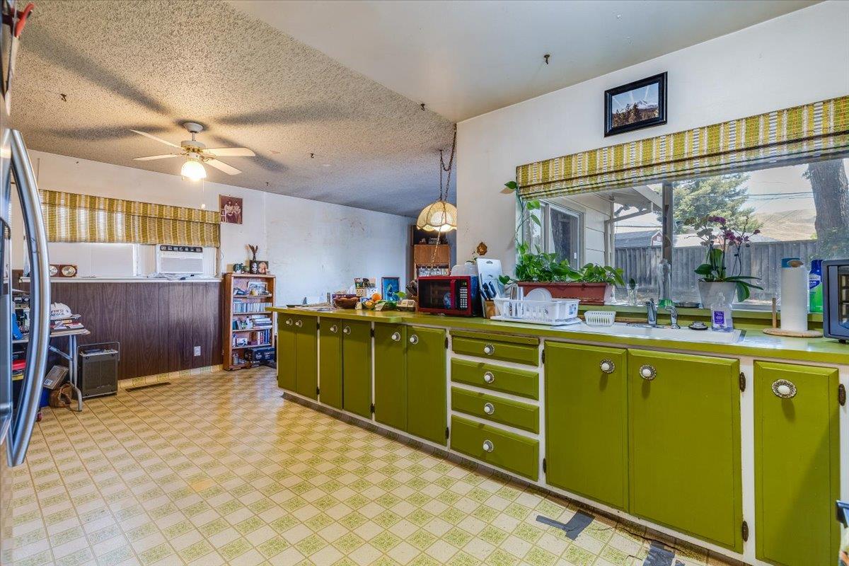 Detail Gallery Image 7 of 26 For 2074 Ashwood Ln, San Jose,  CA 95132 - 5 Beds | 2/1 Baths