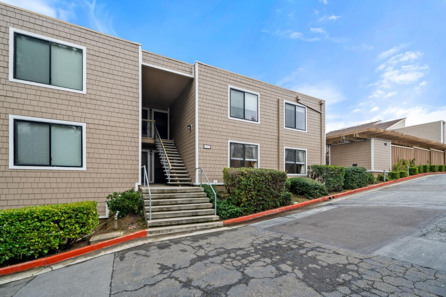 Detail Gallery Image 4 of 34 For 1685 Bayridge Way #210,  San Mateo,  CA 94402 - 2 Beds | 2 Baths