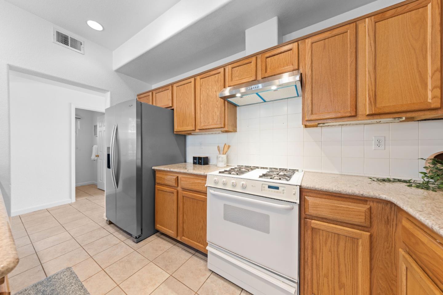 Detail Gallery Image 9 of 36 For 298 S Rengstorff Ave, Mountain View,  CA 94040 - 3 Beds | 2/1 Baths