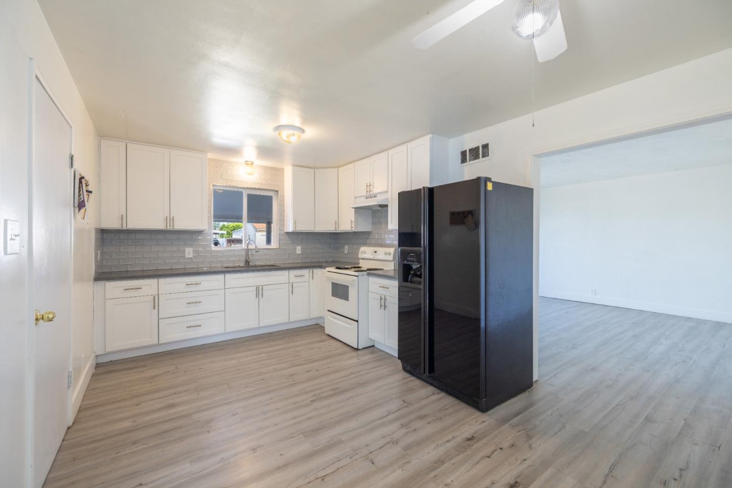 Detail Gallery Image 4 of 15 For 432 Cowell Ave, Manteca,  CA 95336 - 3 Beds | 2 Baths