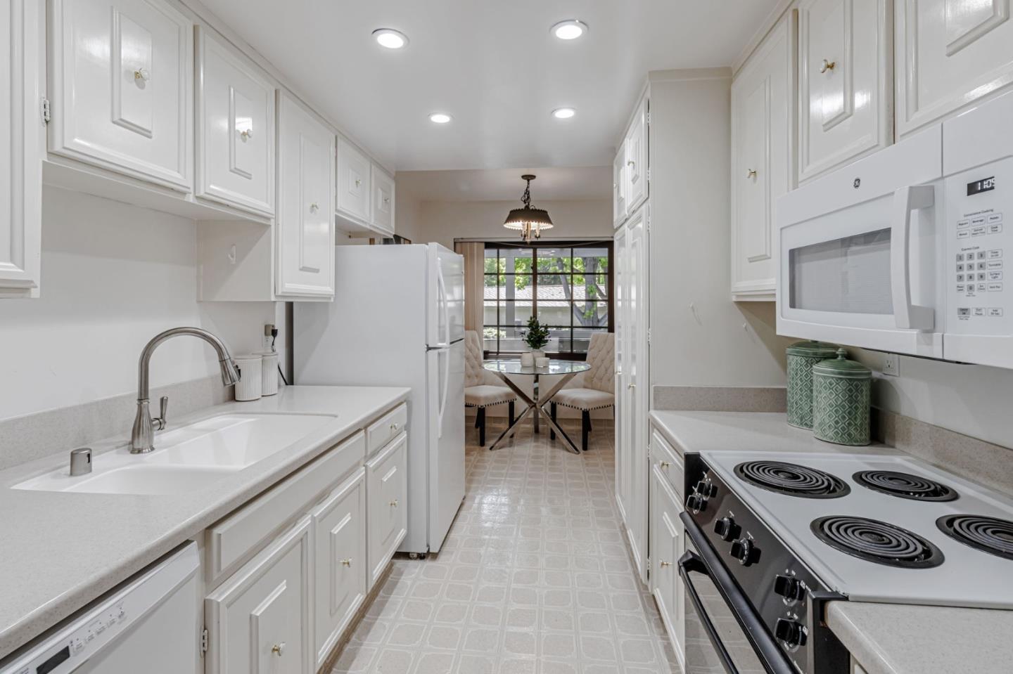 Detail Gallery Image 10 of 31 For 5277 Cribari Corner, San Jose,  CA 95135 - 2 Beds | 2 Baths