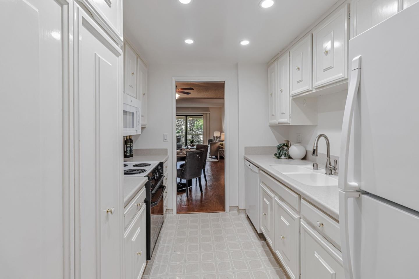 Detail Gallery Image 11 of 31 For 5277 Cribari Corner, San Jose,  CA 95135 - 2 Beds | 2 Baths