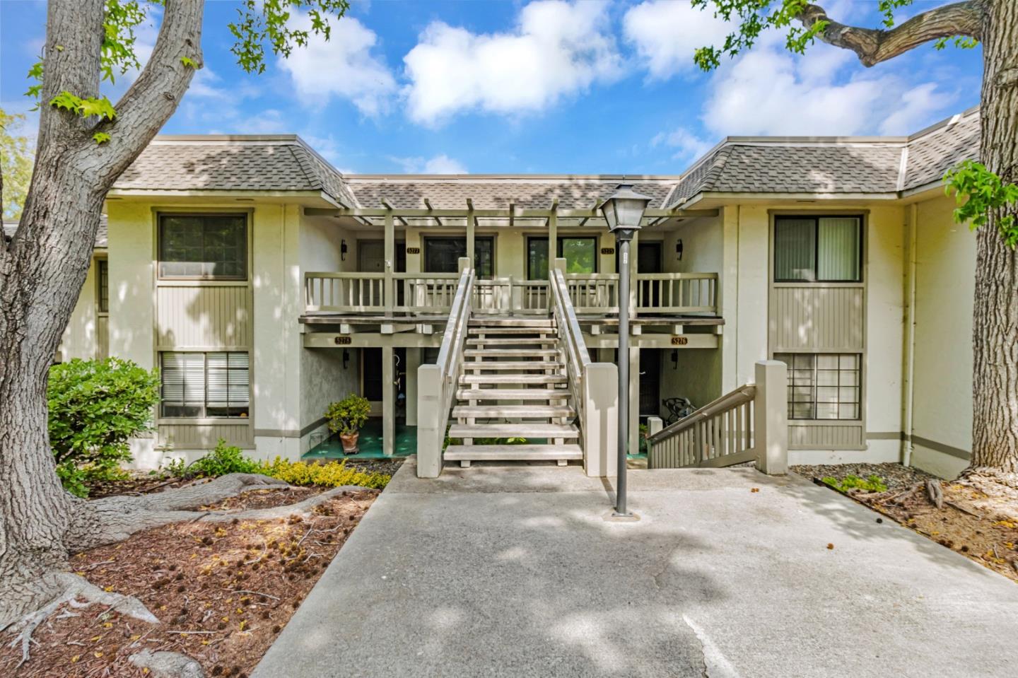 Detail Gallery Image 2 of 31 For 5277 Cribari Corner, San Jose,  CA 95135 - 2 Beds | 2 Baths