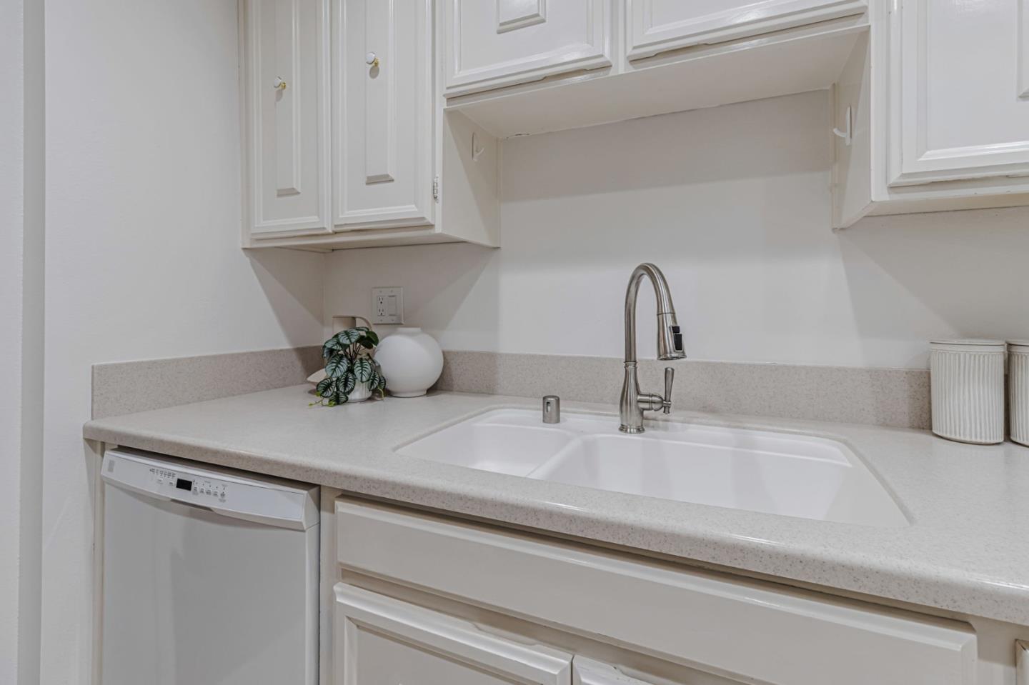 Detail Gallery Image 9 of 31 For 5277 Cribari Corner, San Jose,  CA 95135 - 2 Beds | 2 Baths