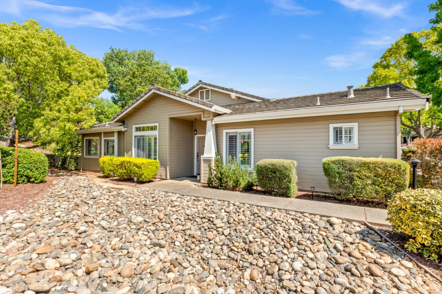 Detail Gallery Image 2 of 32 For 8631 American Oak Dr, San Jose,  CA 95135 - 2 Beds | 2/1 Baths