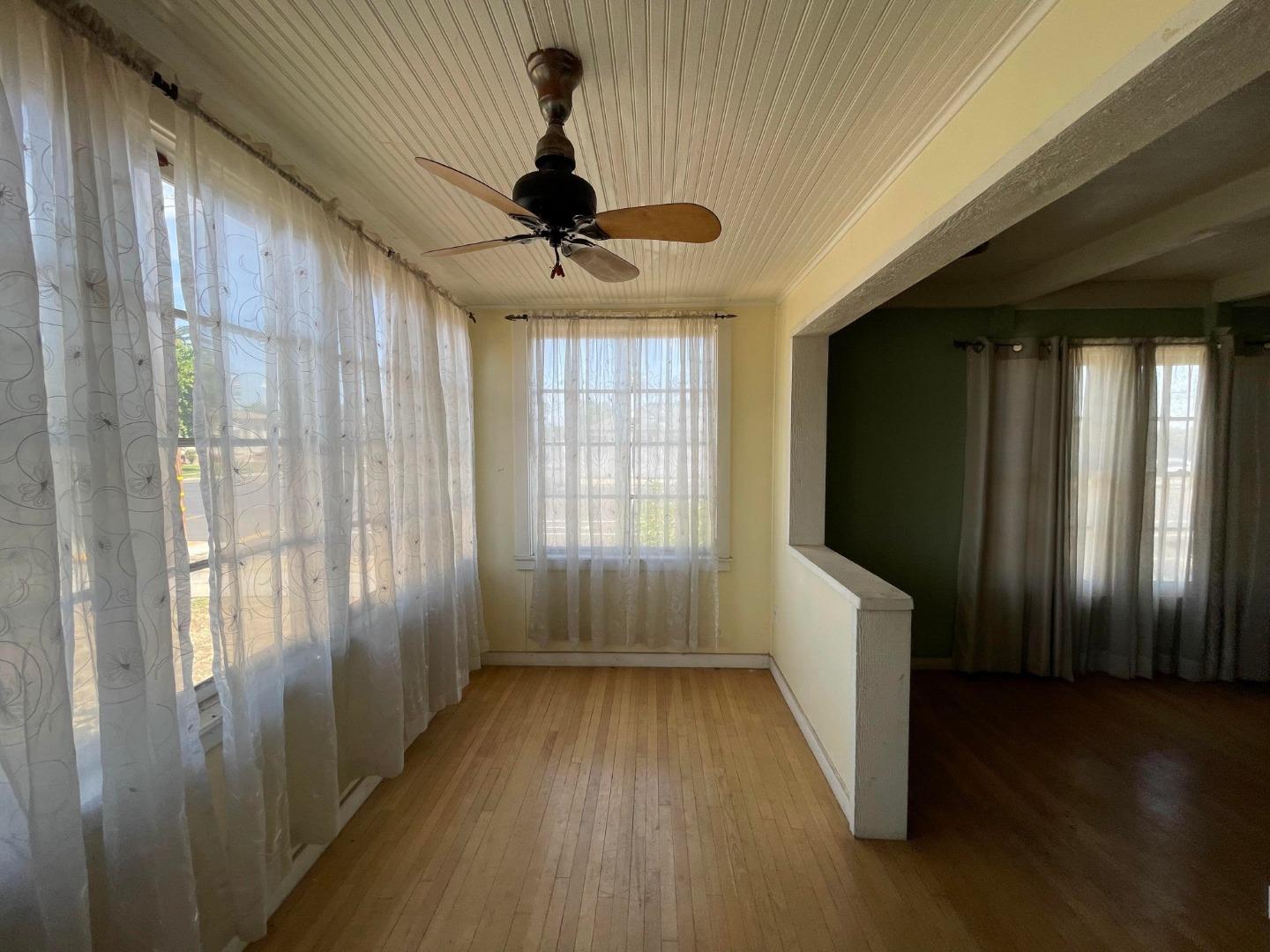 Detail Gallery Image 2 of 9 For 258 S E St, Exeter,  CA 93221 - 3 Beds | 2 Baths