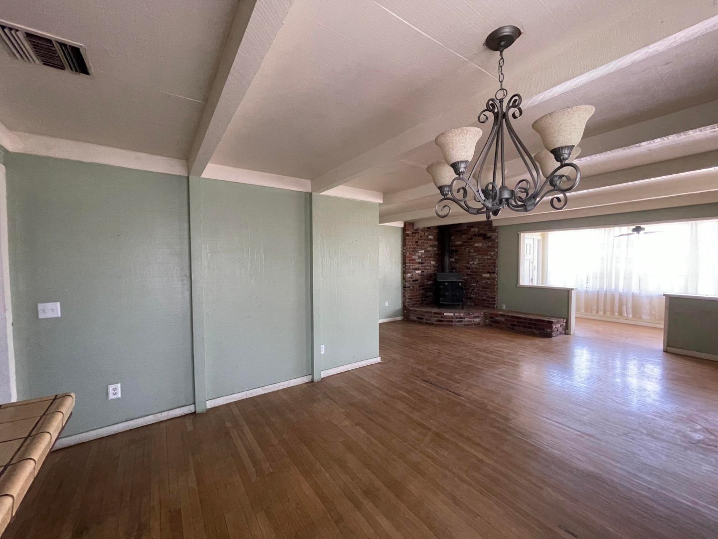 Detail Gallery Image 4 of 9 For 258 S E St, Exeter,  CA 93221 - 3 Beds | 2 Baths