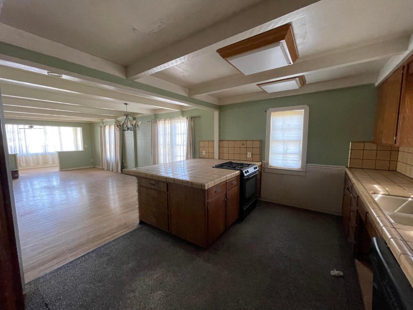 Detail Gallery Image 5 of 9 For 258 S E St, Exeter,  CA 93221 - 3 Beds | 2 Baths