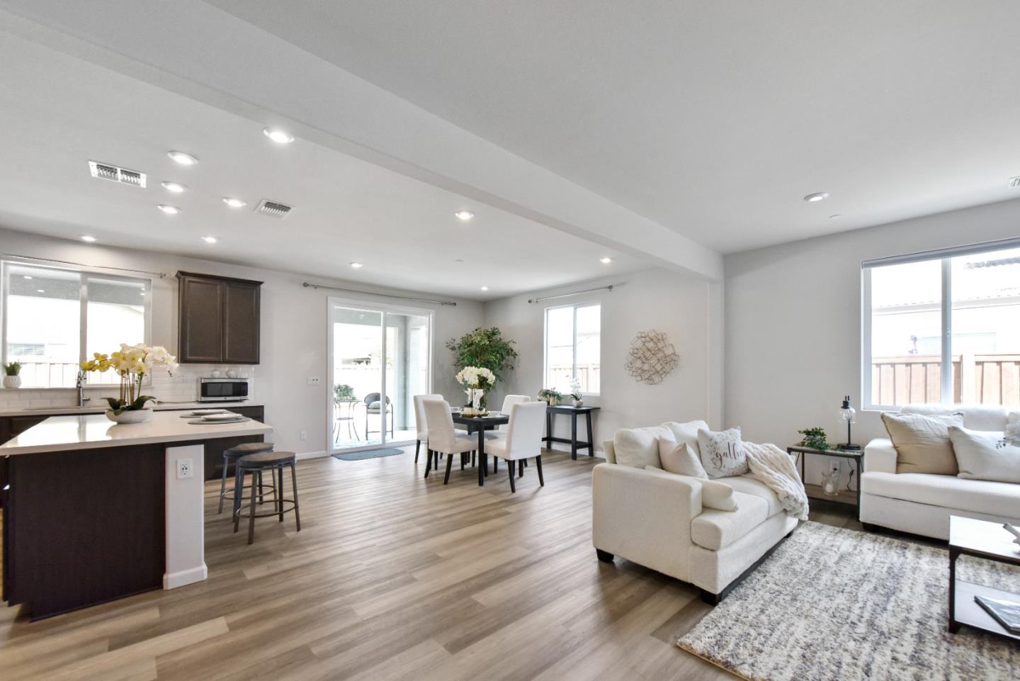 Detail Gallery Image 5 of 33 For 2033 Fowler Way, Woodland,  CA 95776 - 4 Beds | 3/1 Baths