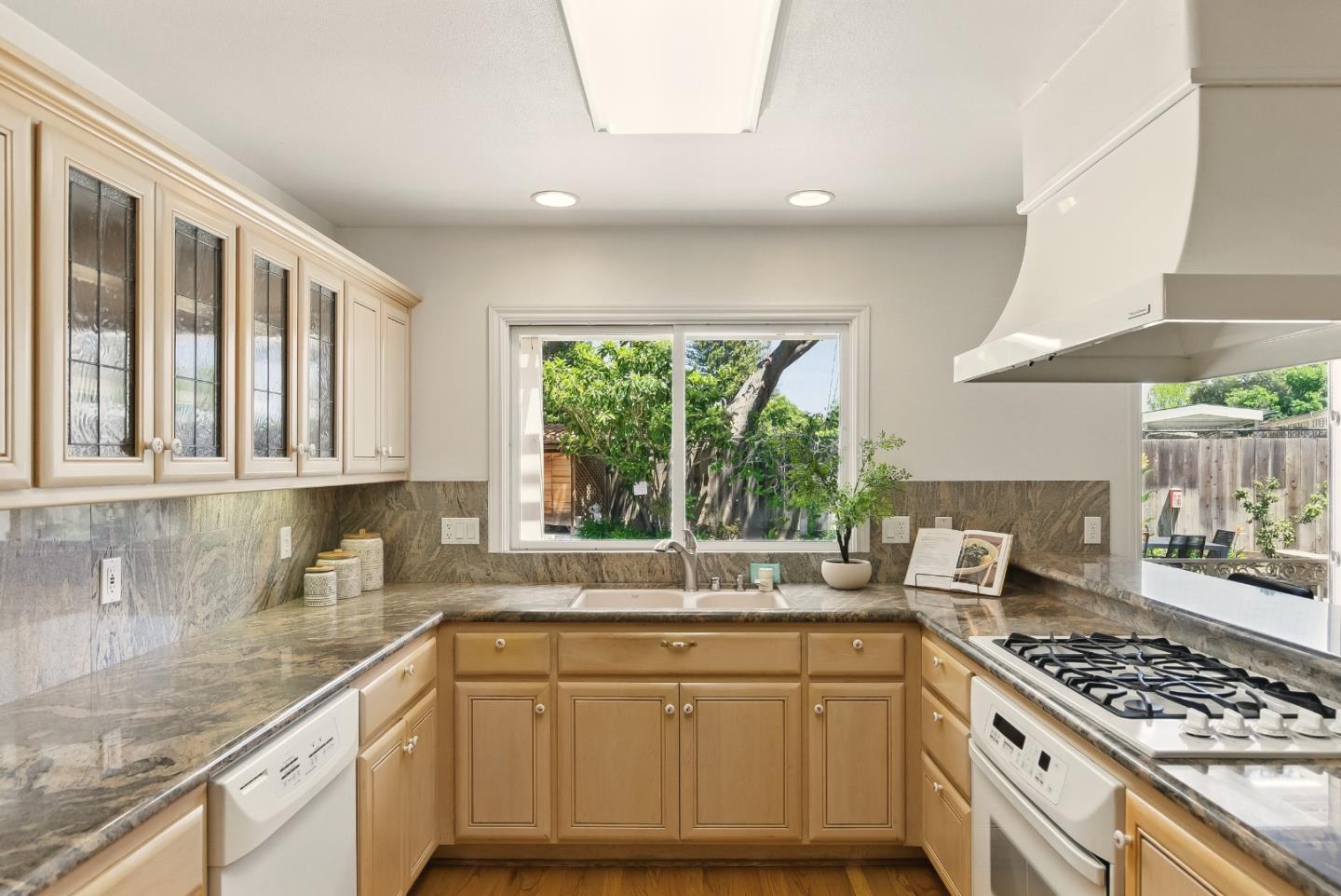 Detail Gallery Image 19 of 55 For 41 Regent Pl, Palo Alto,  CA 94301 - 5 Beds | 3 Baths