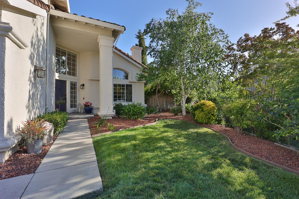Detail Gallery Image 5 of 109 For 3239 Pinot Blanc Way, San Jose,  CA 95135 - 5 Beds | 3 Baths