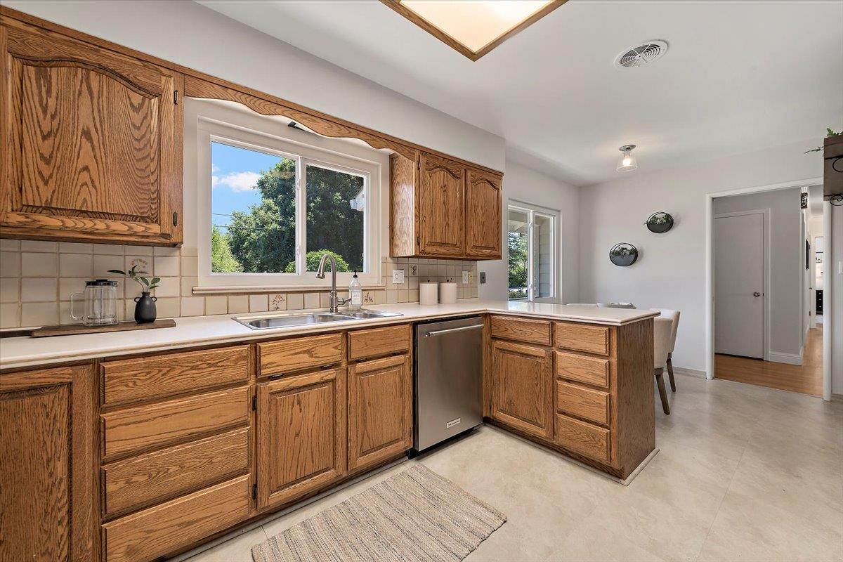 Detail Gallery Image 12 of 27 For 1480 Oakhurst Ave, Los Altos,  CA 94024 - 3 Beds | 2 Baths